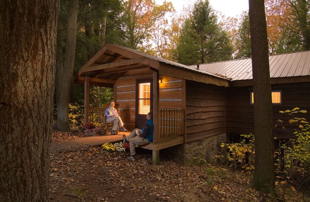 Whirlpool in den Baumkronen mit Timber Framed 2-Zimmer-Hütte im Wald versteckt