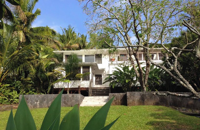 Hot tub, jungle house, walk to Kehena Beach amazing lush views