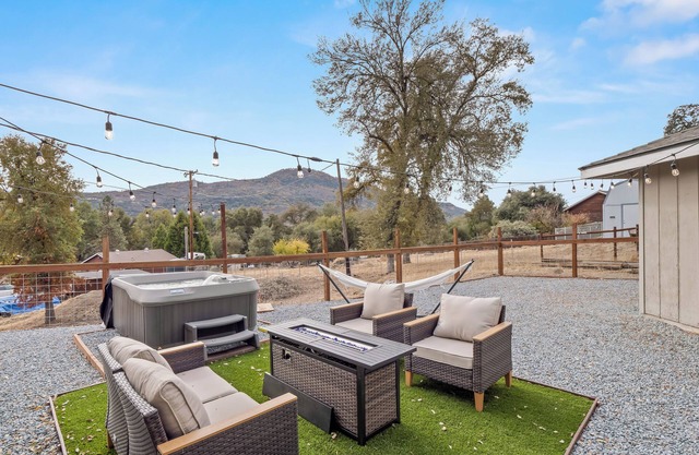 Hot Tub, King Bed, Coffee Bar - Walk to town!