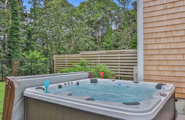 Hot Tub - King Bed - Fireplace and Firepit - walk to Pond