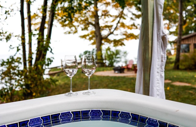 *HOT TUB * Lake Front | Near Olcott Beach | King Bed