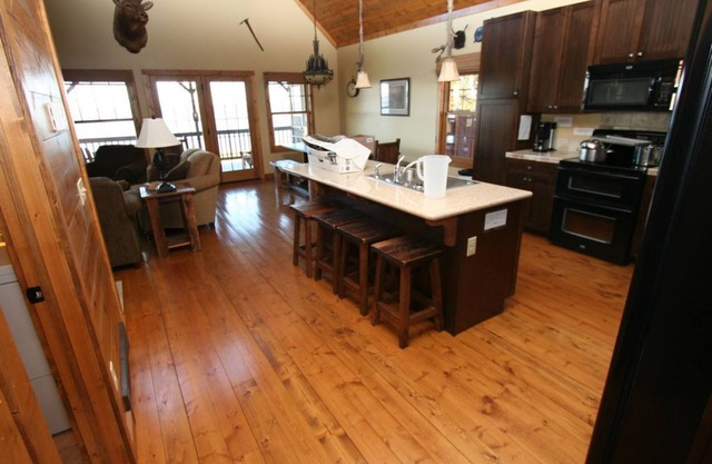 Für 22 Personen / 6 Schlafzimmer / Private Whirlpool / Lake Front / Resort Annehmlichkeiten kostenlos