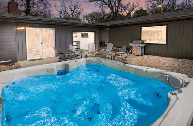 HOT TUB + Large Groups + Fireplace + Game Room