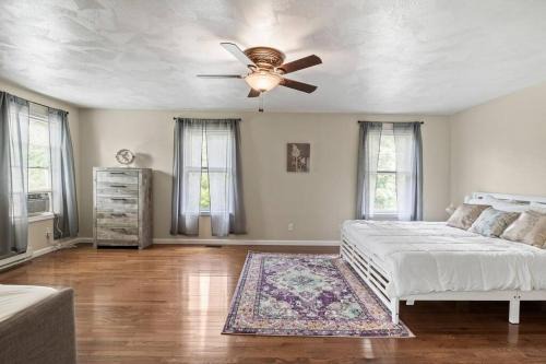 Hot Tub! LRG Home! Sleeps 22!Near Ithaca! Dogs OK