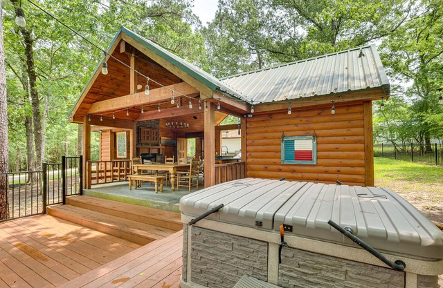 'Cape Royale' Luxury Livingston Cabin w/ Hot Tub!