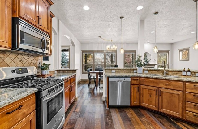 Hot Tub- Luxury- 6 Bedrooms- 2 Patios