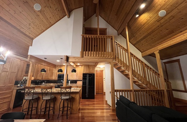 HOT TUB Luxury Cabin on Mississippi River, Dock, Pool Table, Fishing, Fire Pits