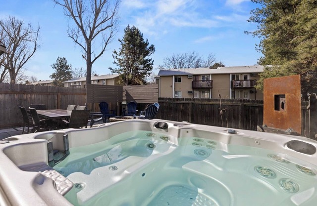 Hot Tub-Modern-Central