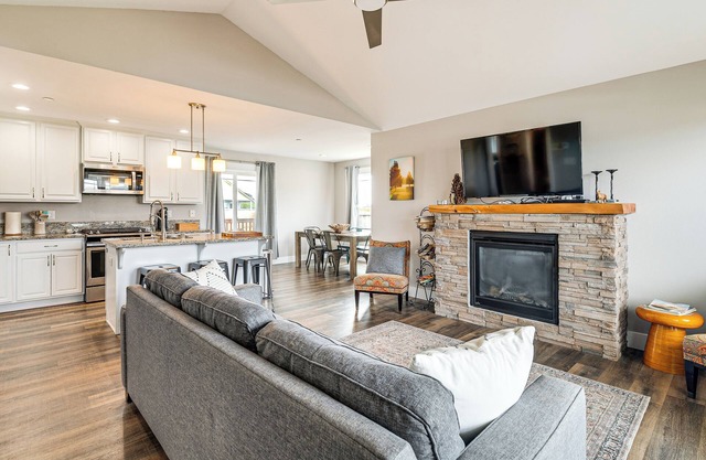 Modern Ocean Shores Home, 2 Mi to Beach!