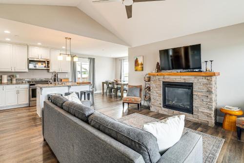 Hot Tub Modern Ocean Shores Home, 2 Mi to Beach!