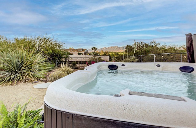 Hot Tub, Mountain Views, Hiking 5 Min, Pets Ok