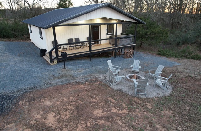 2 Bed Mountainside Cabin w/ Hot Tub 15 min to Mena