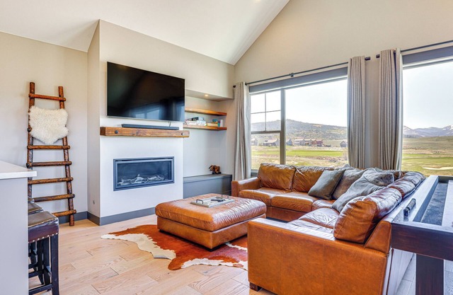 Hot Tub & Mtn Views: Townhome in Granby!