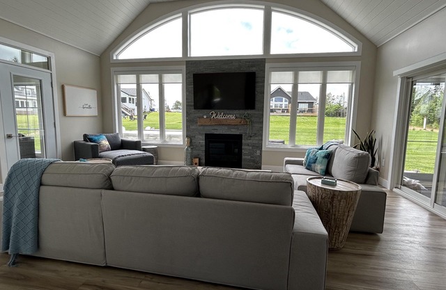 Hot Tub/New 3 Bedroom House/Walk to Beach