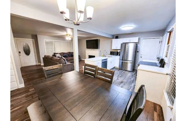 HOT TUB!! Newly renovated Sunset Themed house.