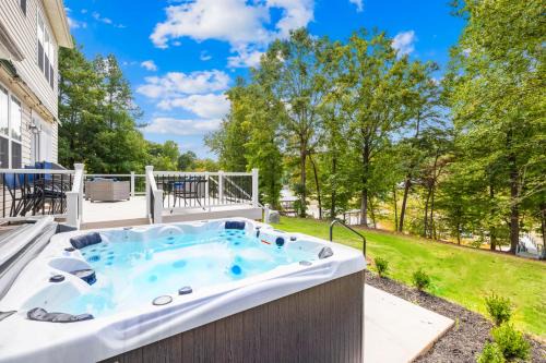Hot Tub, Office, Gas Firepit, and Peaceful!