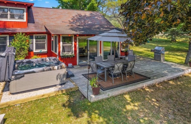 HOT TUB on Clam Lake! Boat, Swim, Fire pit, Families