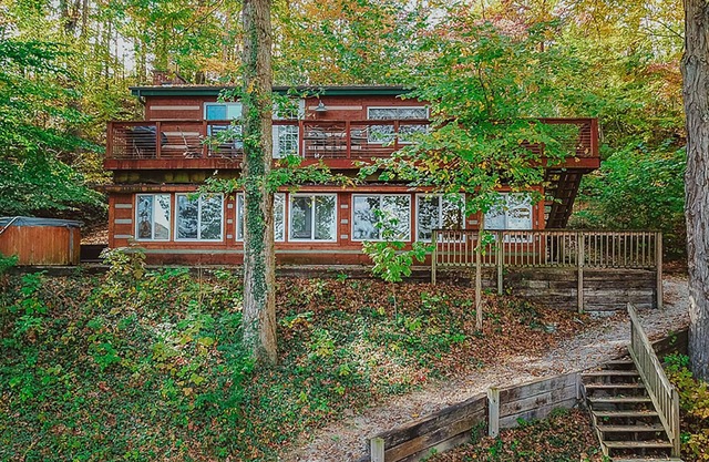 Mit Blick auf den Lake Monroe steht Soaring Eagle Log Cabin.