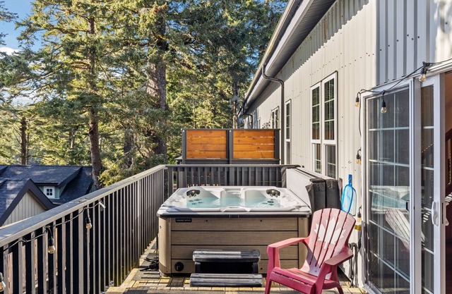 HOT TUB ~ Pacific Paradise Loft on the Beach ⎮Hummingbird