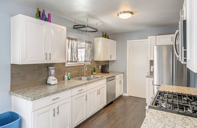 Hot Tub, Patio & Grill: Quiet Depew Retreat