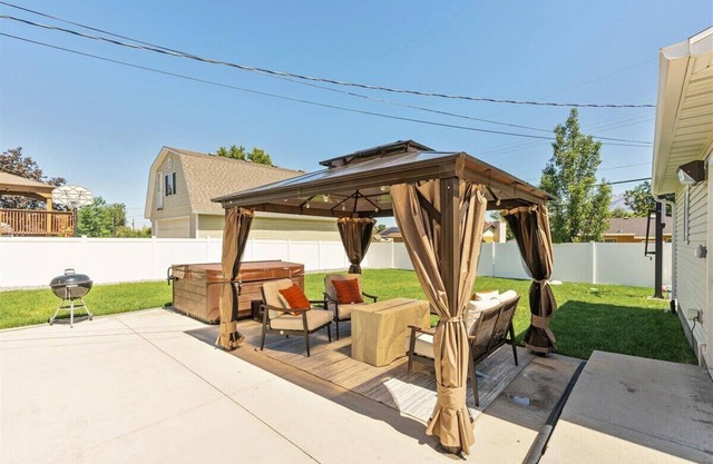 Hot tub, Patio, Half Basketball Court!