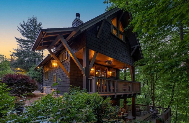 HOT TUB & PET-FRIENDLY Cabin in Cheshire Village