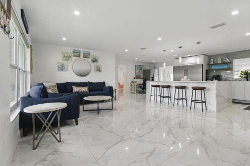 Hot Tub - Pet Friendly - Mins to Beach - Sleeps 11 - Family