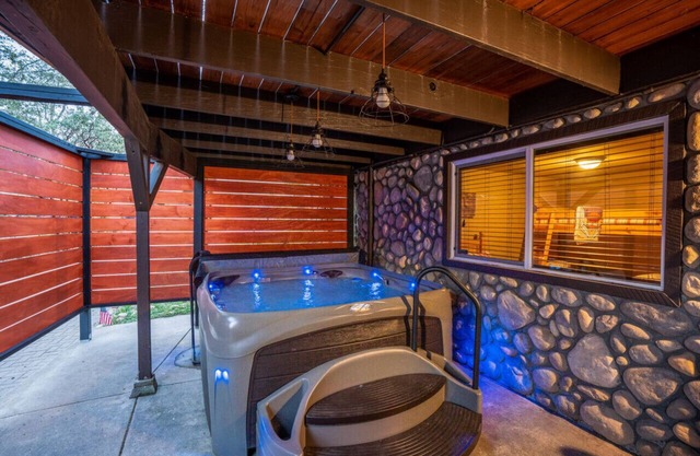 Hot Tub & Pet Friendly Bass Lake 3/2 Slps 9