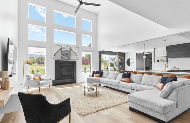Hot Tub, Pickleball, Theater Room, Game Room!