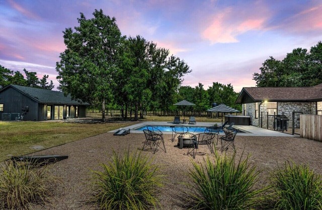 Hot Tub/Pool + Firepit + Gameroom ~ Guesthouse