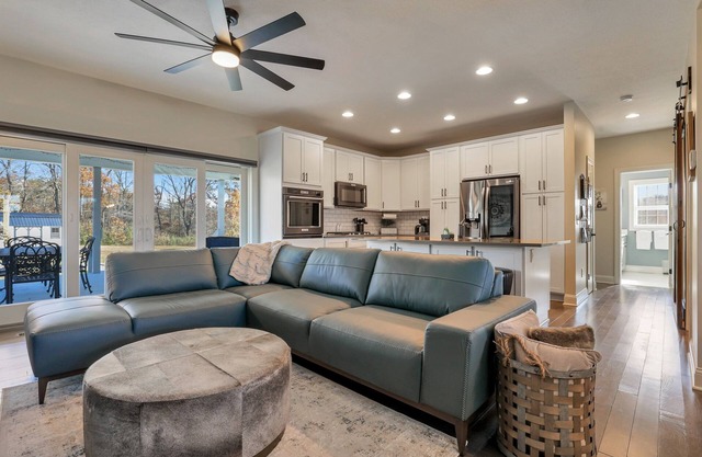 Hot Tub, Pool Table & Fire pit! Modern Farmhouse!
