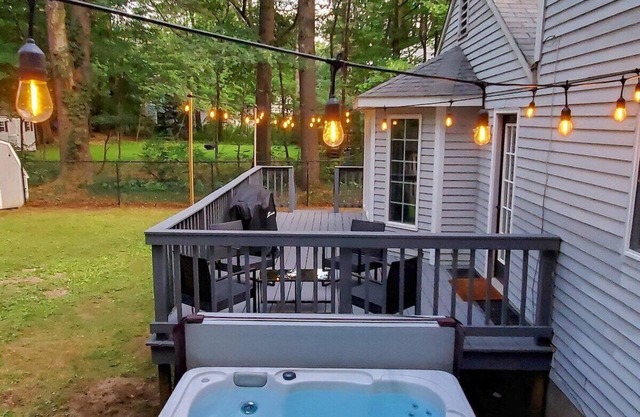Hot Tub/Pool Table- Hidden Gem of Saratoga Springs