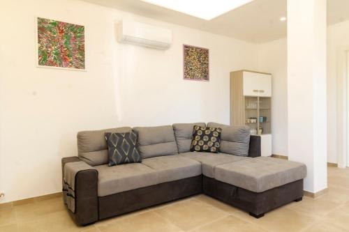 Hot tub, private parking, wifi, AC and BBQ
