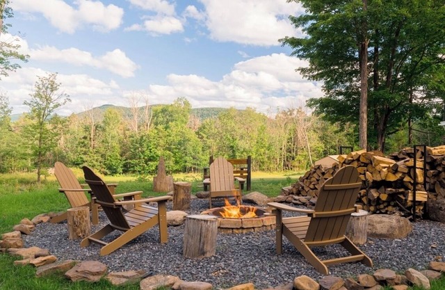 Hot tub, private deck, backyard, near Windham and Hunter ski resorts.