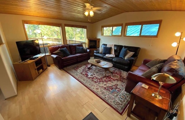 Hot Tub! Quiet Comfy Cabin at Hyatt Lake 44