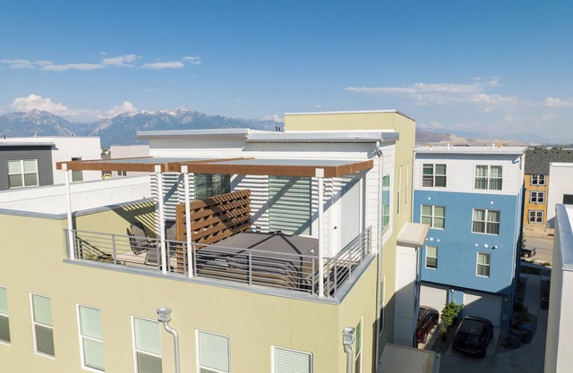 Hot Tub! Rental Sleeps 8! 30 Day Minimum!