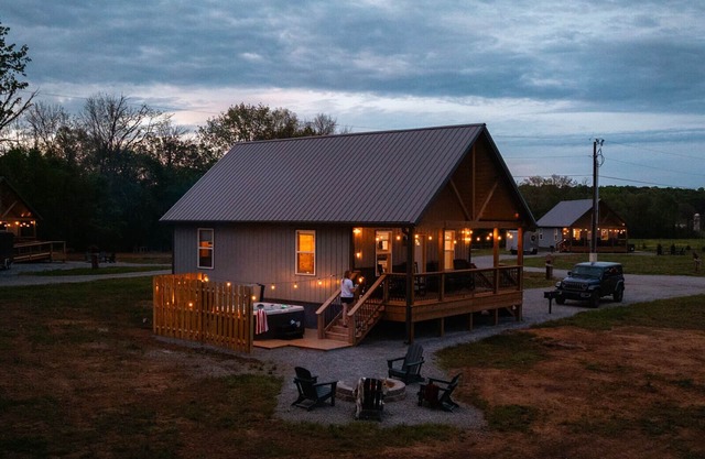 Hot Tub~River Boat Ramp~Pickleball~Lake Cumberland~Family Friendly Cabin