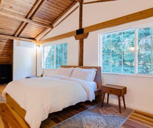 Hot Tub, Sauna, Cold Plunge - 1 mile from Rainier NP - Sleeps 8