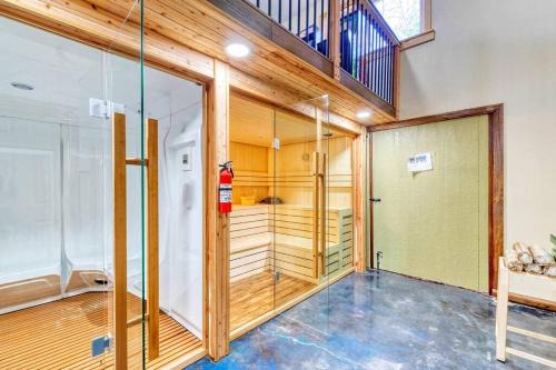 Hot Tub Sauna Steam Room Arcades Airhockey