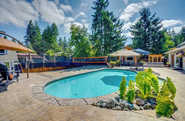 Hot Tub + Sauna: Home 8 Mi to Downtown Tacoma!