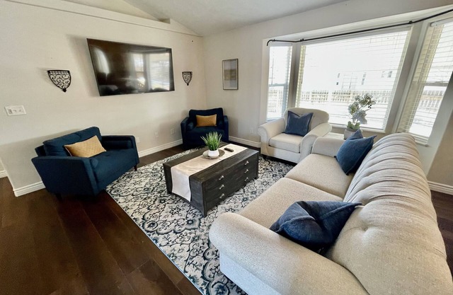 HOT TUB sleeps 15+, Pet Friendly Fenced 2 stry playhouse Idaho Falls