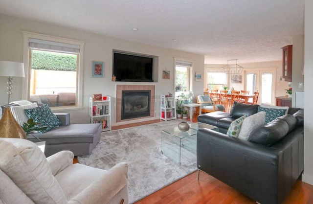 Hot Tub, Spacious 5 bedroom home, Fire Pit, office space
