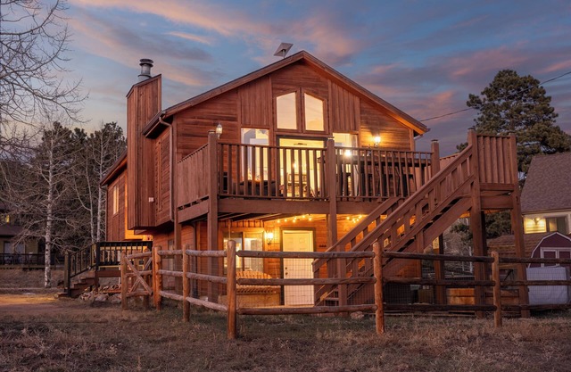 HOT TUB, Starlink, Mountain Views, Red Rocks 25 min away, Easy Paved Road