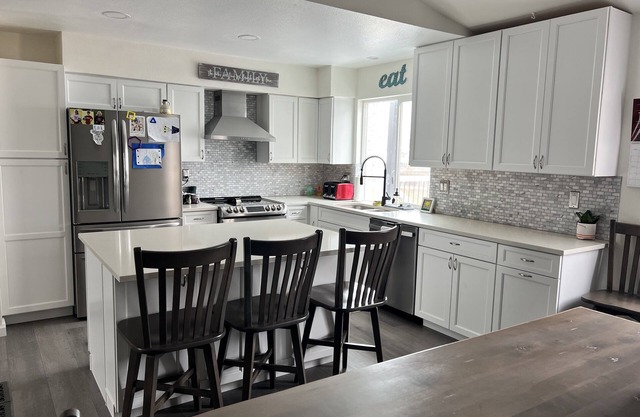 Hot tub, Steam Shower, Playground, & Gym, in Charming Home!