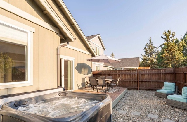 Hot Tub, Stylish, Mountain Views, Family Friendly, Comfy/Cozy,
