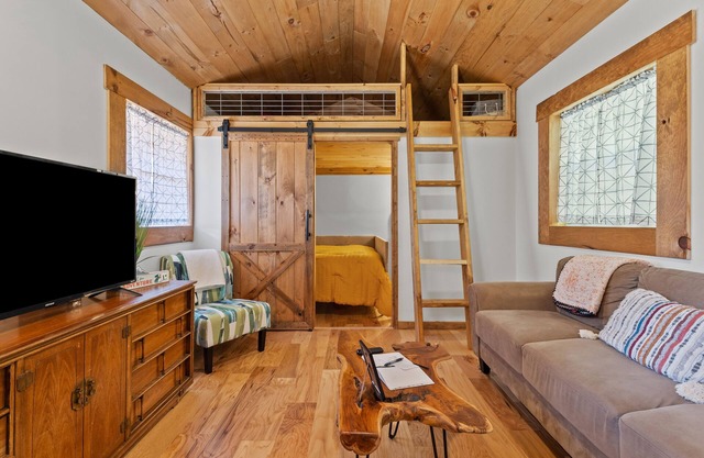 Hot Tub - Tiny Cabin - The Sit and Stay Cabin - Getaway in Red River Gorge, KY!