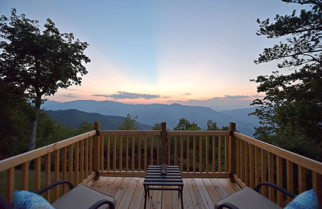 Die atemberaubendste Aussicht, die Sie je gesehen haben !! Blockhütte auf den Bergen mit Whirlpool und VIEWS!