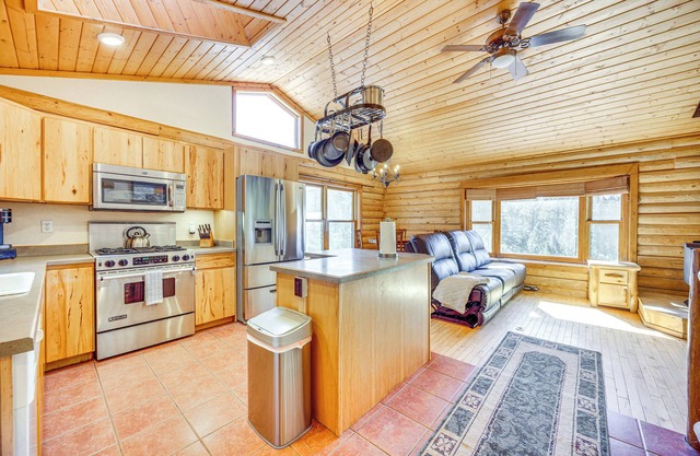 Hot Tub & Views: Secluded Woodland Park Cabin