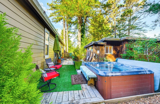 Fort Bragg 'Secret Garden' Cabin w/ Hot Tub, Views