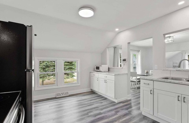 Hot Tub, Walk to Neshotah Beach, Sleeps 6